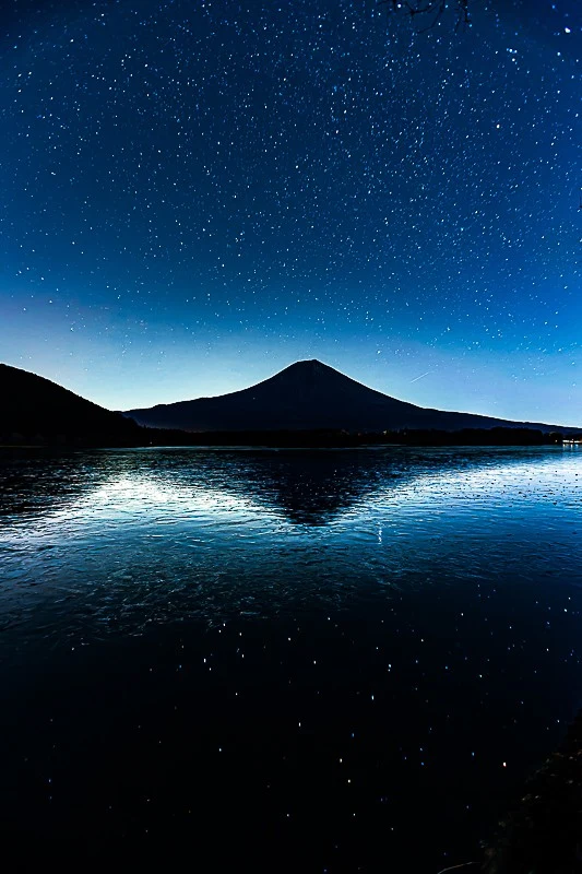 田貫湖と星空、富士山の幻想的な夜