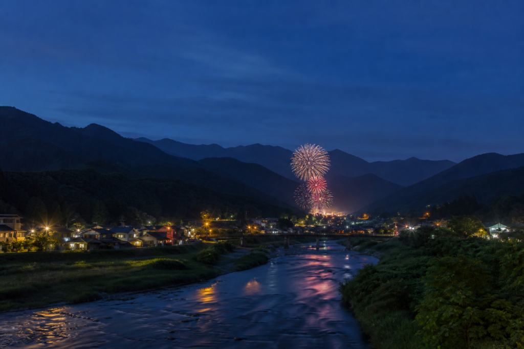 東吾妻の山里と川辺の花火旅行イメージ