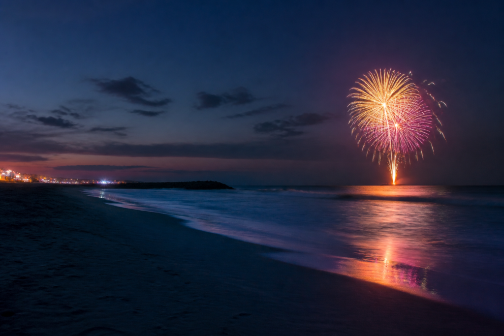 大洗の海岸と花火を望む夜の旅行イメージ