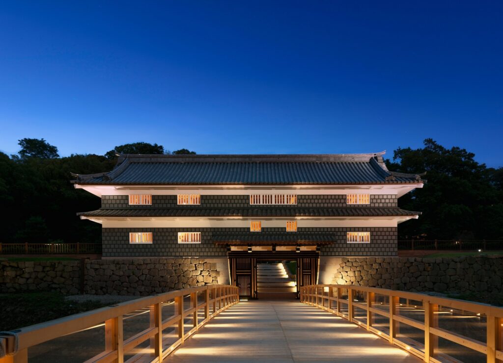 金沢城の鼠多門・鼠多門橋の夜景（写真提供：石川県観光連盟。ホテル外観ではありません）