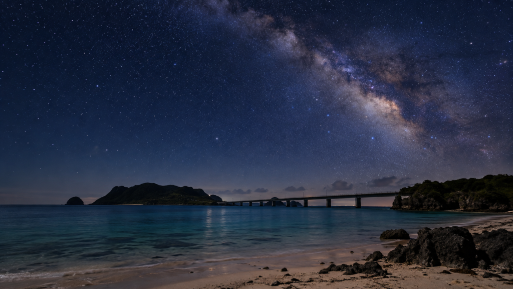 伊平屋島の米崎海岸と野甫大橋に広がる星空