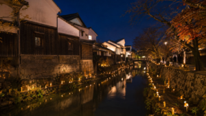 竹灯りが水面に映る夜の八幡堀と町並み