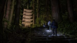 杉林の羽黒山五重塔と夜の石段を懐中電灯で歩く参拝者を表現したAI生成イメージ