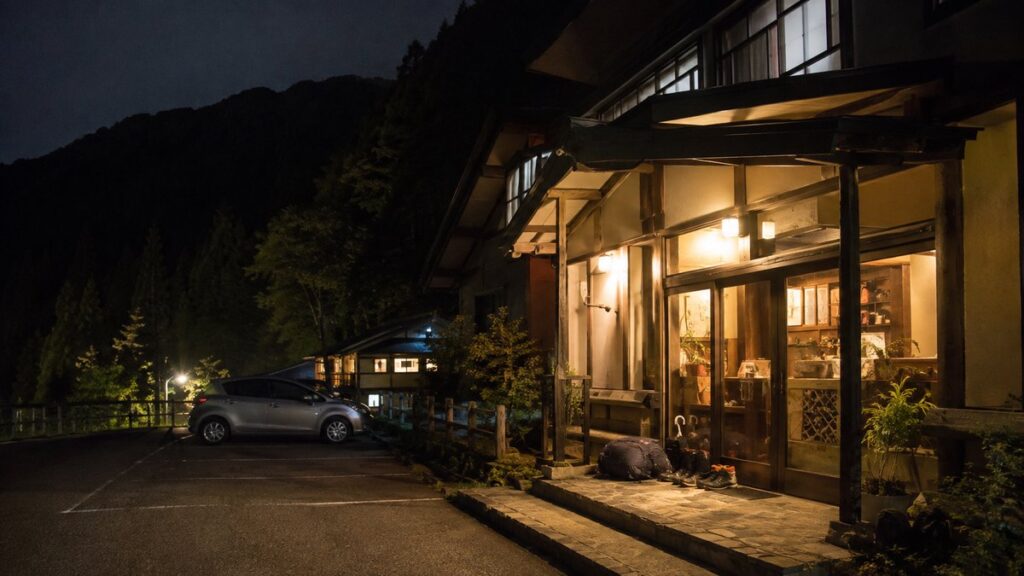 白山一里野の高原宿へ夜に帰着する様子を表現したAI生成の編集用画像