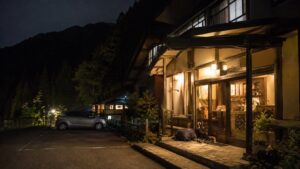 白山一里野の高原宿へ夜に帰着する様子を表現したAI生成の編集用画像