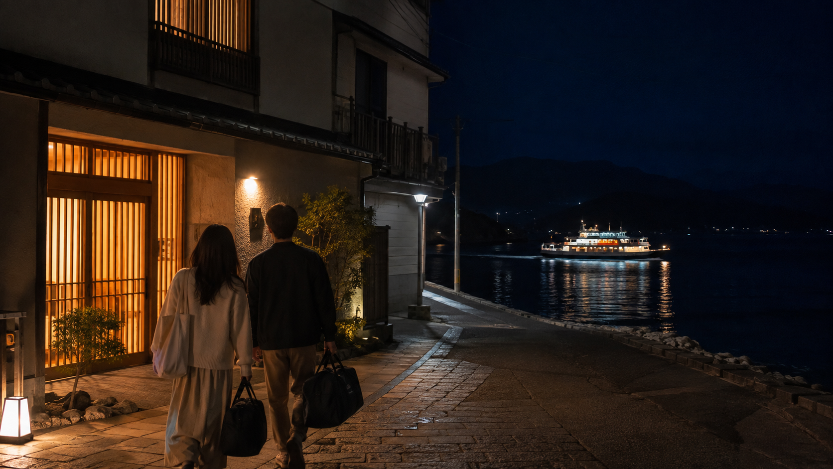 夜の宮島で海辺の宿へ戻る旅行者と遠くを進むフェリー
