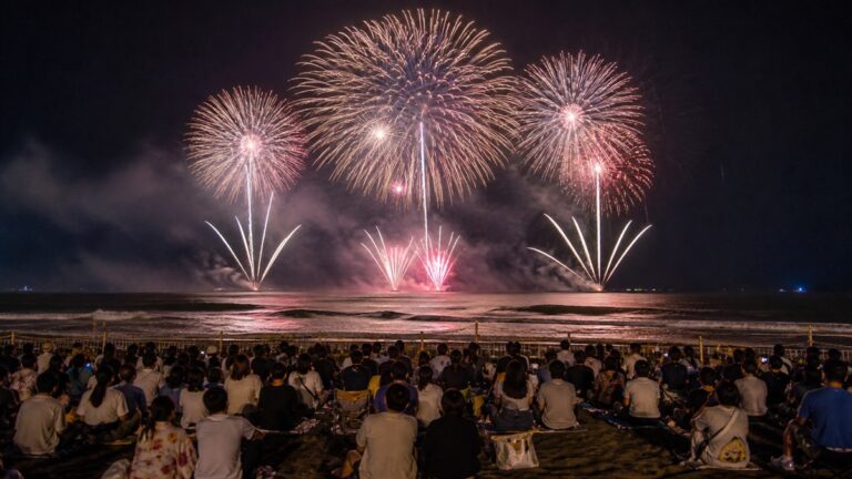 大洗サンビーチの砂浜観覧席から太平洋上の花火を望むAI生成の編集用画像