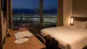 富山駅周辺のホテル客室と夜の帰着を表現したAI生成の編集用画像