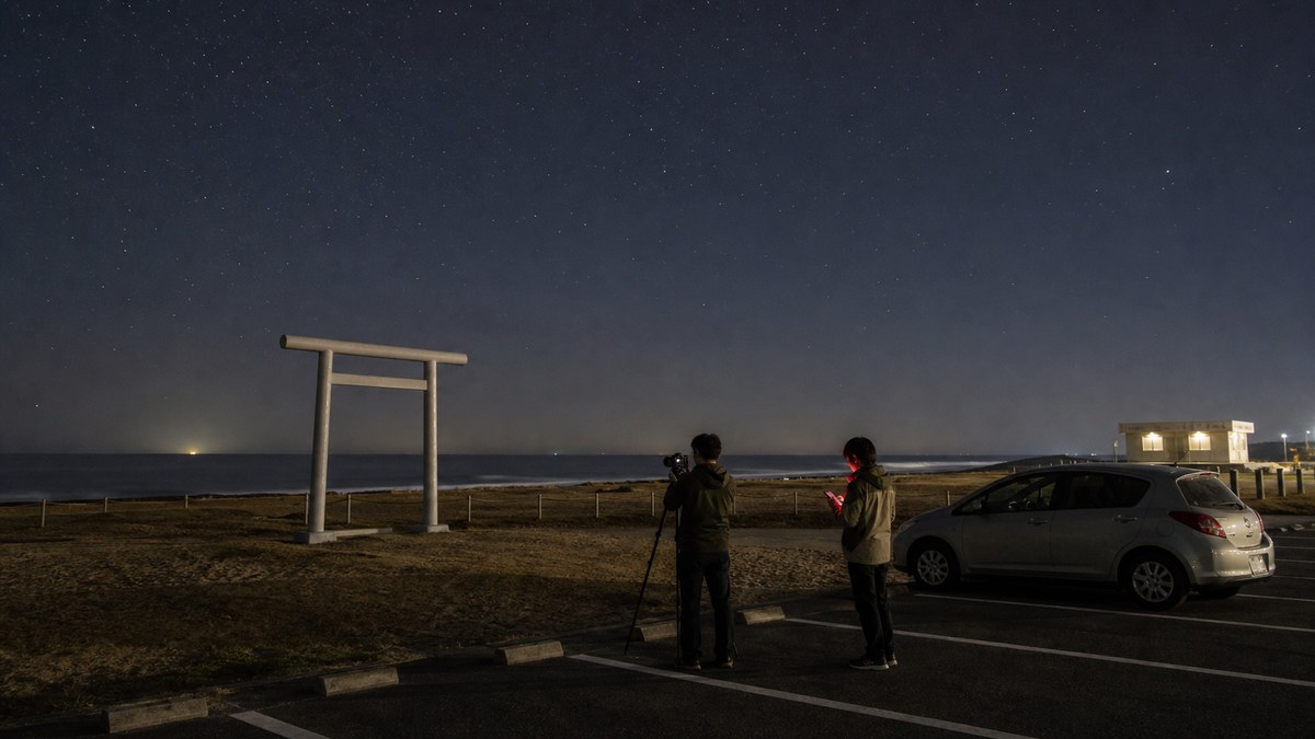釣ヶ崎海岸を想起させる鳥居と太平洋を駐車場から安全に撮影する旅行者のAI生成イメージ